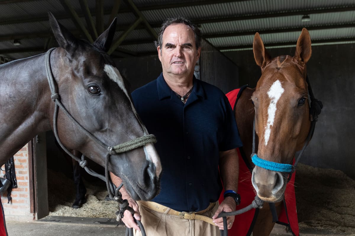 Eduardo Heguy en las caballeriza de Los Indios: "Nunca les tuve miedo a los caballos, respeto sí. Y cariño"