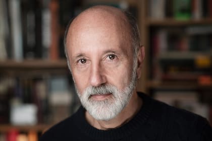 Eduardo Hojman nació en Buenos Aires y reside desde hace varios años en Barcelona