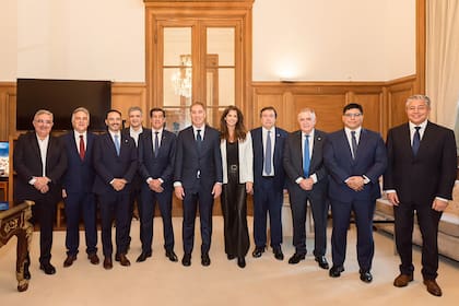 Diego Santilli junto a su esposa y gobernadores