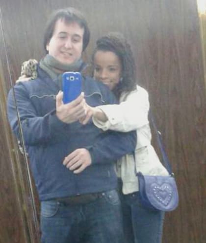 Eduardo, junto a su actual pareja, oriunda de Brasil.
