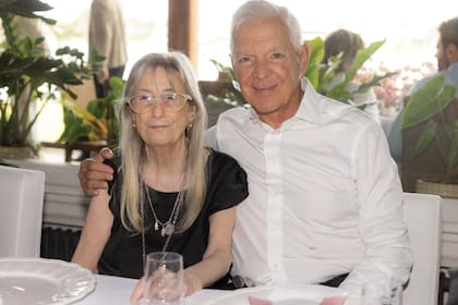 Eduardo junto a su madrina de bautismo, María Celina
Costantini. Ella fue adoptada cuando tenía 14 años tras la
muerte de sus padres biológicos