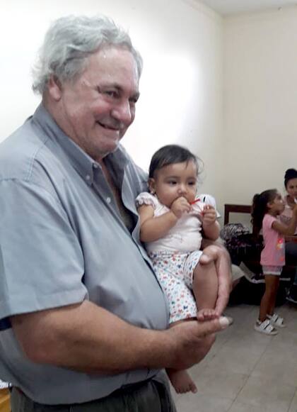 Eduardo, junto a una de las bebas que asisten a Dignamente