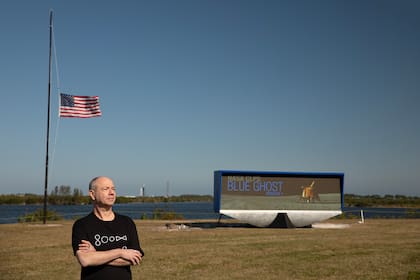 Eduardo Kac frente al Complejo de Lanzamiento 39A (LC-39A), en el Centro Espacial Kennedy, en Cabo Cañaveral, Florida, el 14 de enero de 2025, trece horas antes del despegue