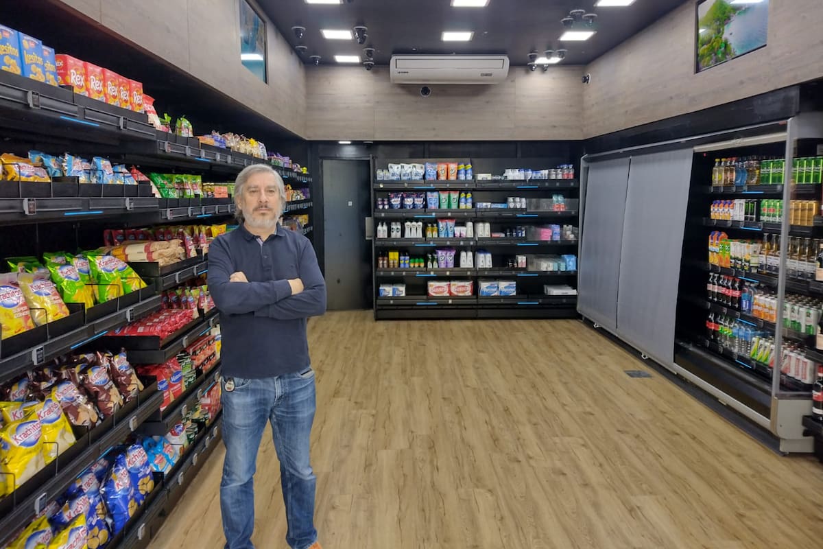 Eduardo Koglot en el supermercado inteligente que ya inauguró en Colegiales; proyecta abrir el segundo en PIlar