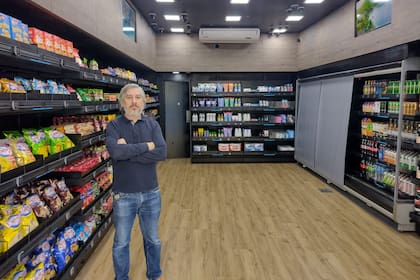 Eduardo Koglot en el supermercado inteligente que ya inauguró en Colegiales; proyecta abrir el segundo en PIlar