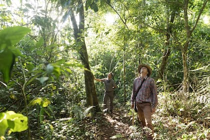 Eduardo Lestani, que es biólogo, guía las caminatas en La Lorenza. Rodolfo Vargas es guía en el Parque Nacional Iguazú.