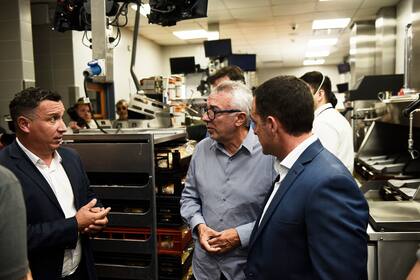 Eduardo Lopardo, Director General de Arcos Dorados Argentina, junto a Julio Zamora, Intendente de Tigre, recorriendo las instalaciones del restaurante.