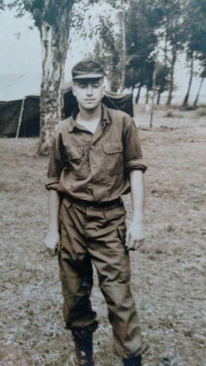 Eduardo Luis Chavanne con la ropa de soldado