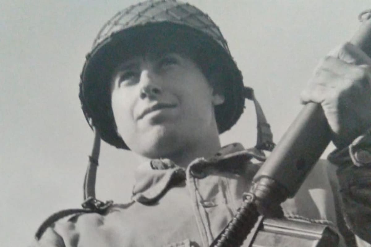 Eduardo Luis Chavanne, con su FAL, en Monte Chingolo