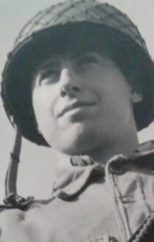 Eduardo Luis Chavanne, con su FAL, en Monte Chingolo