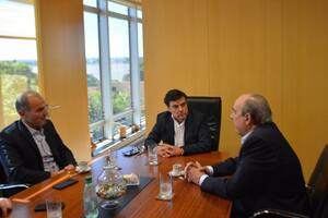 Eduardo "Lule "Menem, Carlos Rovira y Guillermo Francos en la oficina del ex gobernador misionero y actual diputado provincial en la Legislatura; la foto la divulgó Francos con el consentimiento de Rovira, que busca mandar un mensaje político hacia adentro y afuera: un principio de acuerdo para 2025.