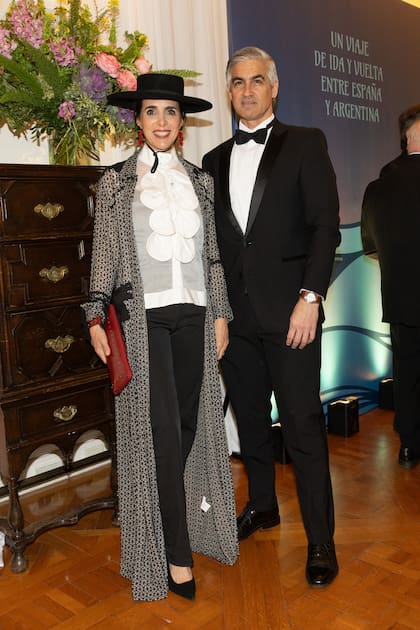 Eduardo Mallea junto a Cecilia Perazzo, que sumó un toque bien español con su sombrero