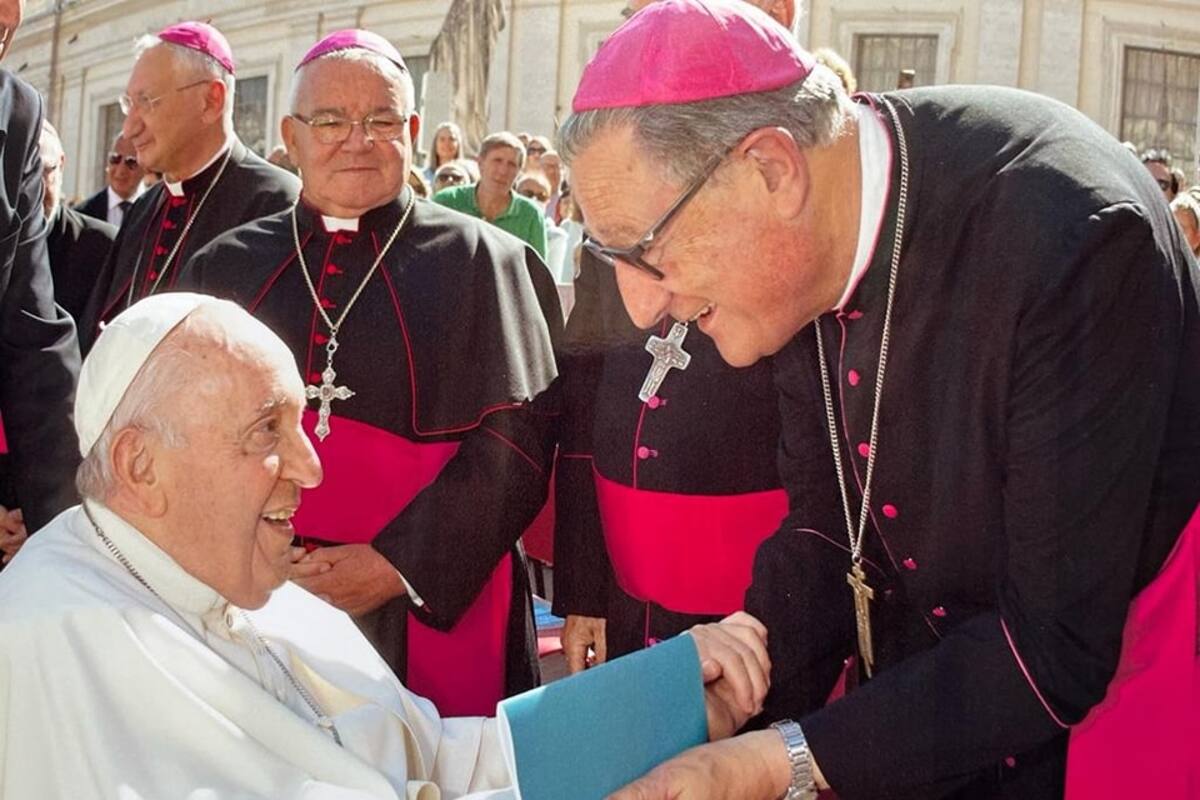 Eduardo Martín, arzobispo de Rosario, al saludar al Papa Francisco, en El Vaticano