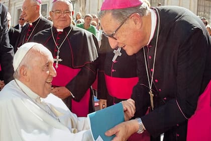 Eduardo Martín, arzobispo de Rosario, al saludar al Papa Francisco, en El Vaticano