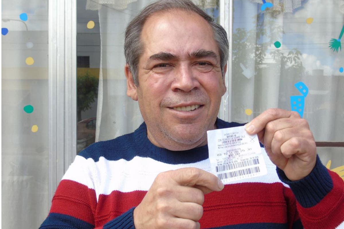 Eduardo mostraba la boleta ganadora, tapando el nombre con su dedo.