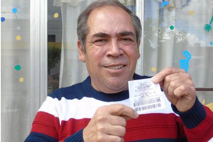 Eduardo mostraba la boleta ganadora, tapando el nombre con su dedo.