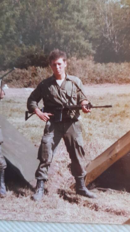 Eduardo Navascués, a sus 20 años, posa con un rifle. Fue la única vez que le tocó levantar un arma. Luego, su trabajo consistió únicamente en conducir ambulancias.