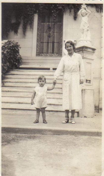 Eduardo Ocantos Estrugamou, padre de Mariana, y su niñera (Gentileza Mariana Ocantos)