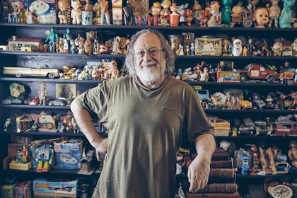 Eduardo Orenstein hace muchas cosas raras, entre ellas La saga del gaucho sin cabeza, una historia, que involucra a Rosas, Perón y viudas asesinas