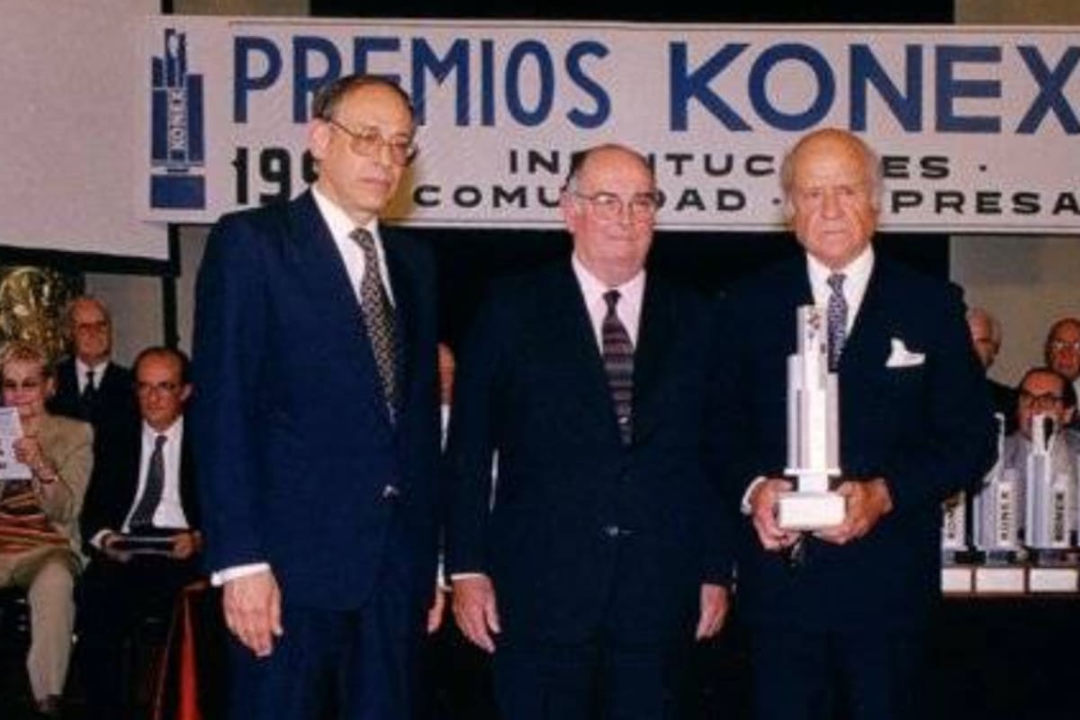 Eduardo Pereda (tercero a la derecha) cuando recibió el Premio Konex de Platino, con Luis Ovsejevich, presidente Fundación Konex, y Guillermo E. Alchouron, presidente del Gran Jurado de ese año