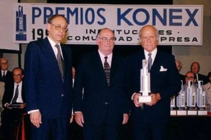 Eduardo Pereda (tercero a la derecha) cuando recibió el Premio Konex de Platino, con Luis Ovsejevich, presidente Fundación Konex,  y Guillermo E. Alchouron, presidente del Gran Jurado de ese año