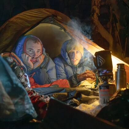 Eduardo Raemdonck y Joaquín Pessacg en la carpa durante la travesía.