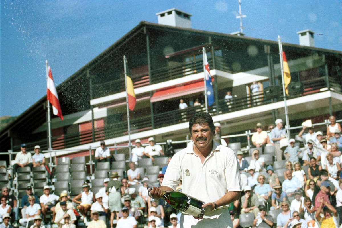 Eduardo Romero celebra ganar el Canon European Masters jugado en Sur-Sierre en Crans Montana, Suiza. en 2000