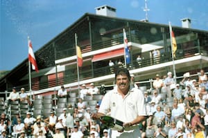 Eduardo Romero celebra ganar el Canon European Masters jugado en Sur-Sierre en Crans Montana, Suiza. en 2000