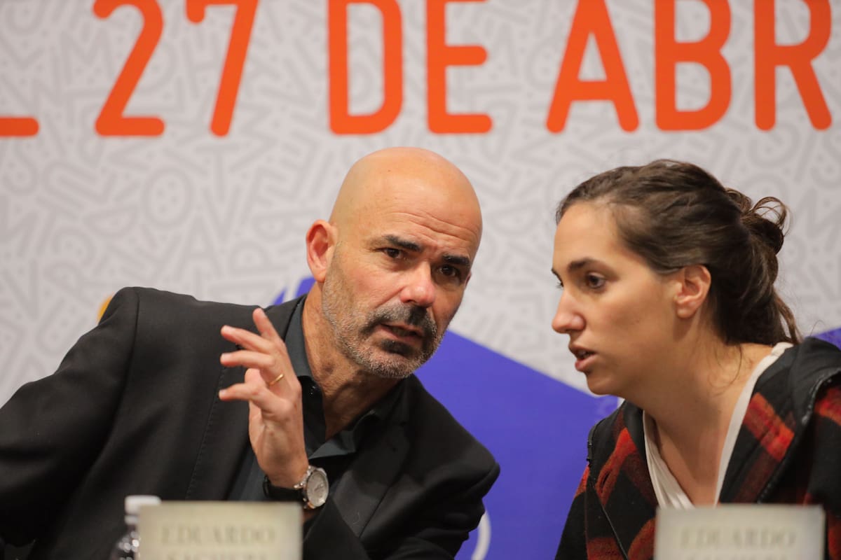 Eduardo Sacheri presentó su libro de divulgación histórica "Los días de la Revolución (1806-1820)" junto con la historiadora Camila Perochena