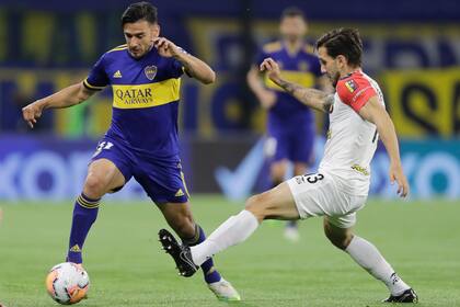 Eduardo Salvio intenta; el Toto buscó muchas veces el arco, pero se le negó el gol