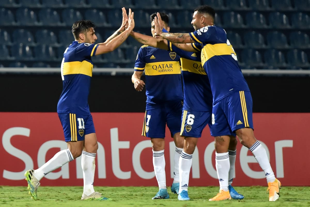 Eduardo Salvio festeja con Guillermo Fernández, Walter Bou y Edwin Cardona el 2-0 a Libertad en Asunción; Boca es el único argentino que encabeza un grupo de la Copa Libertadores, su gran objetivo.
