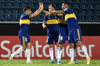 Eduardo Salvio festeja con Guillermo Fernández, Walter Bou y Edwin Cardona el 2-0 a Libertad en Asunción; Boca es el único argentino que encabeza un grupo de la Copa Libertadores, su gran objetivo.