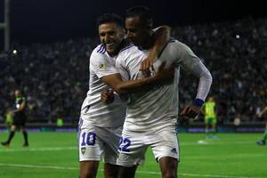 Eduardo Salvio festeja con Sebastián Villa, autor del segundo gol de Boca en Mar del Plata, ante Aldosivi