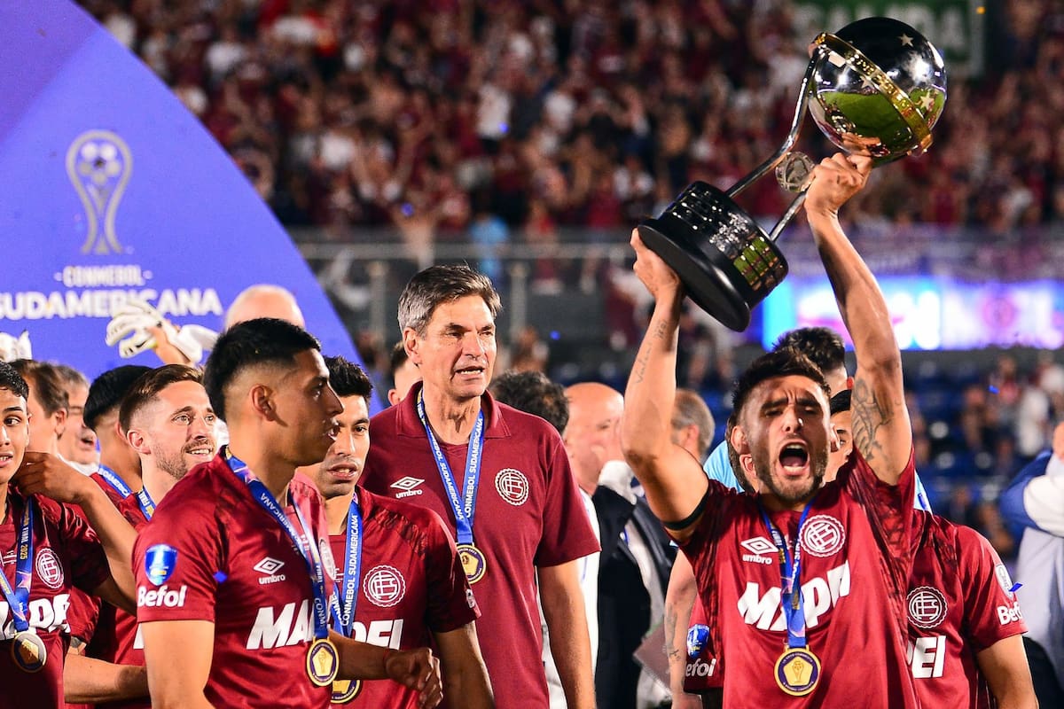 Eduardo Salvio levanta la Copa Sudamericana, que disfrutan también Agustín Cardozo, Juan Ramírez, Mauricio Pellegrino y el resto de la delegación granate en Paraguay; Lanús consiguió la tercera estrella internacional de su existencia.