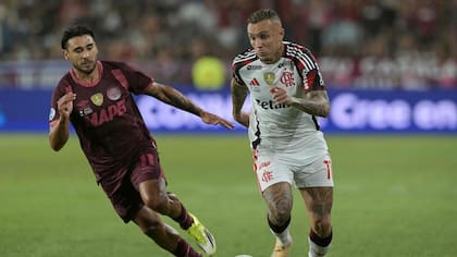 Eduardo Salvio persigue a Everton, en el duelo entre Lanús y Flamengo por la ida de la Recopa Sudamericana