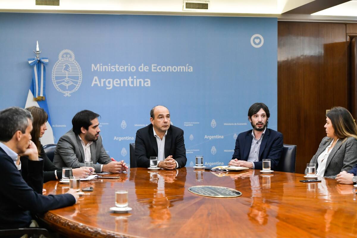 Eduardo Setti, secretario de finanzas, junto a representantes del mercado la semana pasada en Economía