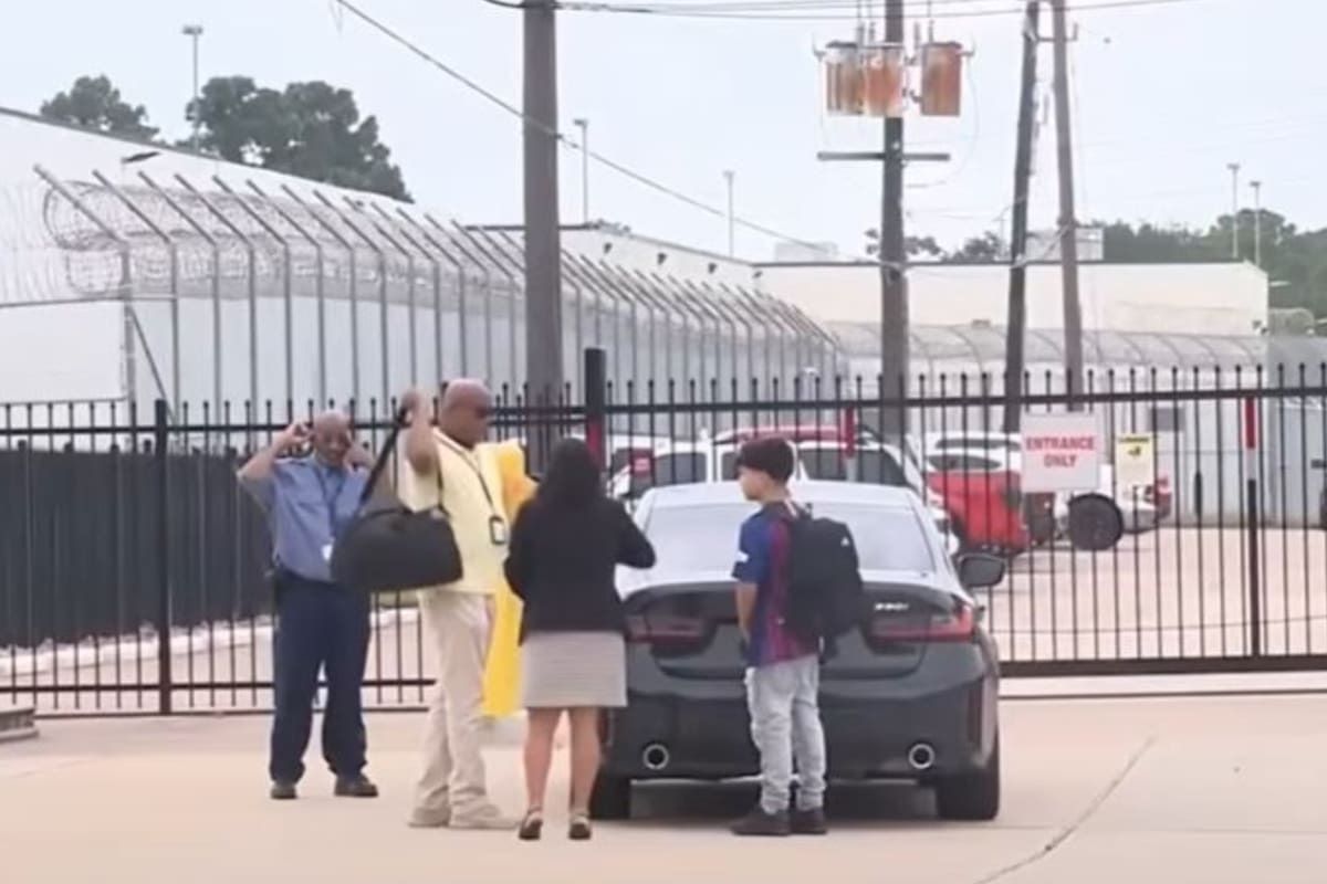 Eduardo tiene 13 años y se presentó ante el ICE en el centro de detención en el que está encerrada su mamá, para lograr que lo deporten con ella a Venezuela