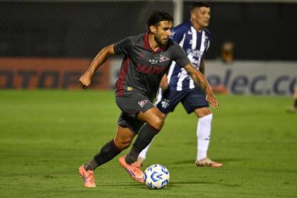 Eduardo Toto Salvio, pelota al pie en la salida de Lanús