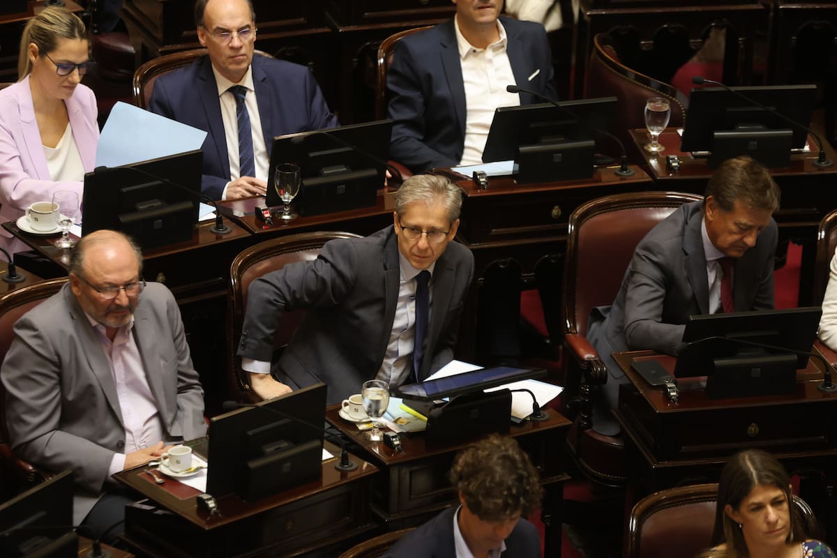 Eduardo Vischi, en el centro, rodeado de los senadores radicales
