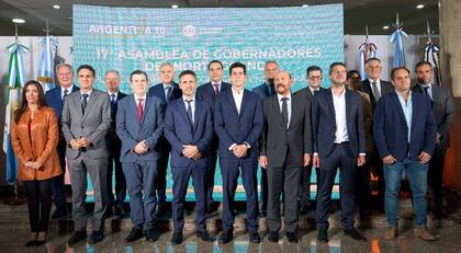 Eduardo "Wado" de Pedro, en una foto política con gobernadores norteños