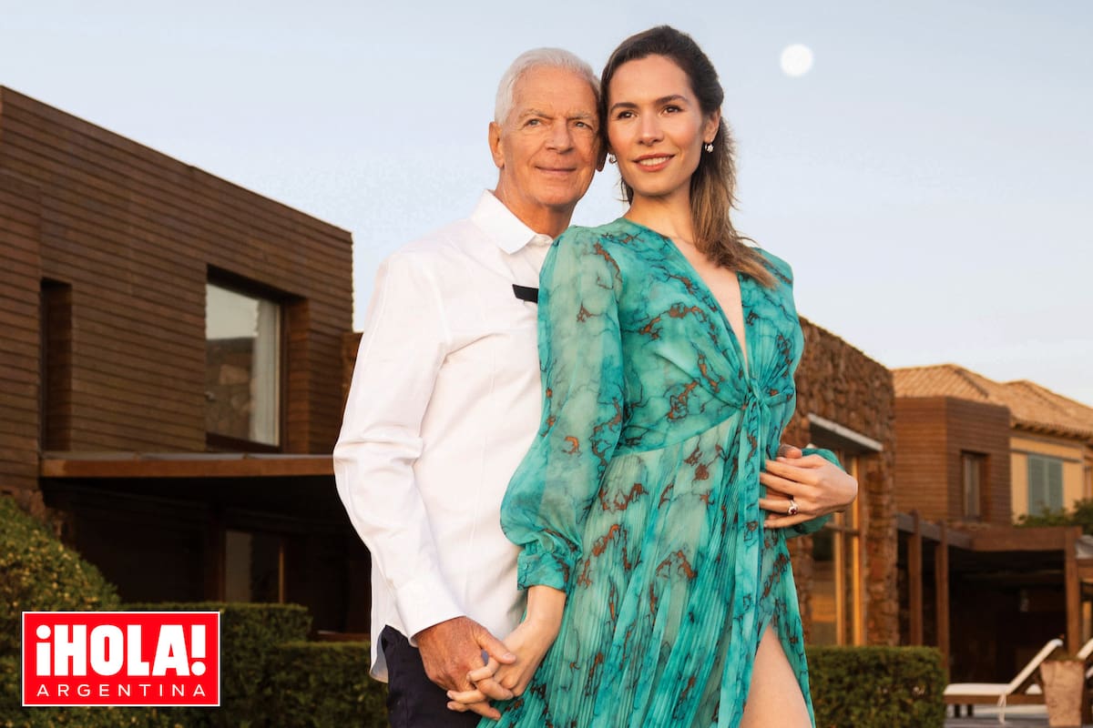 Eduardo y Elina Costantini posa al atardecer con su casa esteña como espectacular telón de fondo. "Somos un matrimonio que se apoya el uno al otro, estamos felices y consolidados", aseguran.