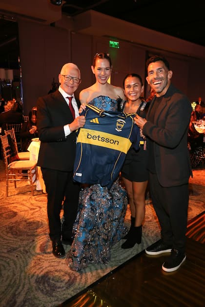 Eduardo y Elina Costantini posan con Vanesa Mansilla y Carlos Tevez. El ex futbolista donó una camiseta firmada que fue parte de la subasta solidaria y quedó en manos de Elina