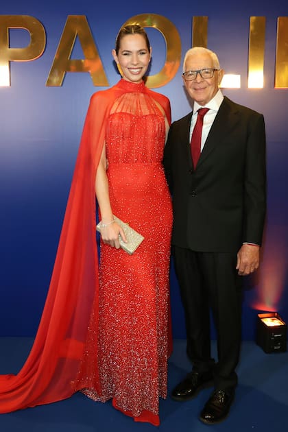 Eduardo y Elina Costantini posaron sobre la blue carpet. Con un espectacular traje con capa de Laurencio Adot, Elina fue distinguida con el premio "Corazón Solidario" por su compromiso social e iniciativas que acercan el arte y la cultura a la sociedad, como el impulso a la próxima llegada a la Argentina de la muestra dedicada a Frida Kahlo. También se destacó la creación de la Semana de la Alta Costura