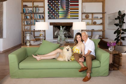 Eduardo y Elina posan en el living de su refugio esteño junto a Gino, el perro que Gino Bogani le regaló a la modelo. Detrás de ellos, sobre la pared, se ve una obra de Rogelio Polesello llamada Ornamento (2001).