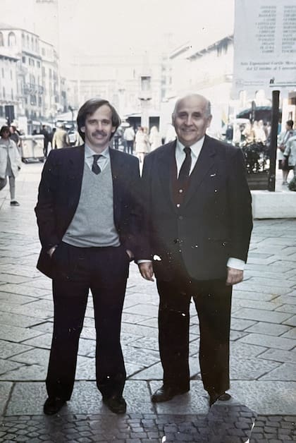 Eduardo y Eugenio Schlifka Suranyi viajaban a diversas convenciones industriales en todo el mundo; esta fotografía es de 1991, poco después, Eugenio sufriría los efectos más terribles de su enfermedad