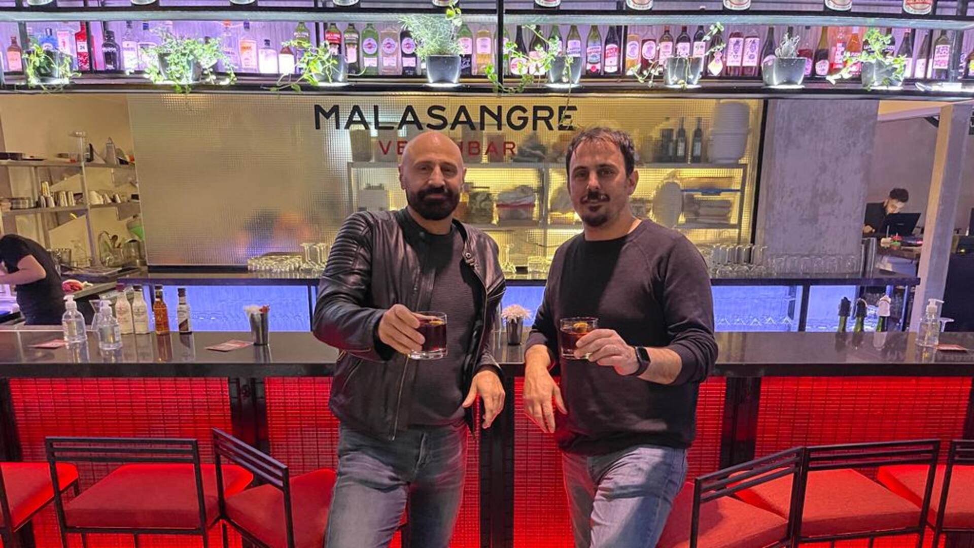 Eduardo y Guillermo son amigos y los dueños de "Malasangre", un vermubar ubicado en el barrio de Belgrano.
