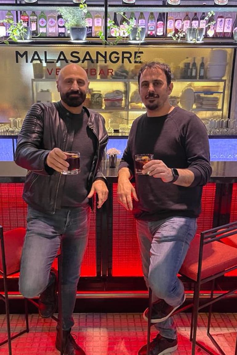 Eduardo y Guillermo son amigos y los dueños de "Malasangre", un vermubar ubicado en el barrio de Belgrano.