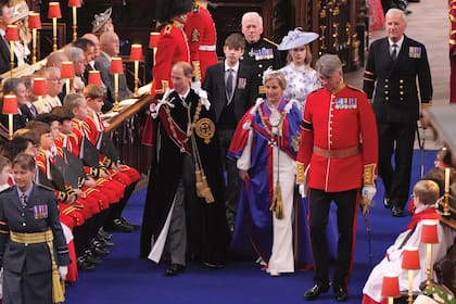 Eduardo y Sofía, duques de Edimburgo, caminan por la nave central de Westminster junto a sus hijos, Lady Louise Mountbatten-Windsor y James, conde de Wessex. Eduardo, con el manto de la Orden de la Jarretera y Sofía, con el de la Real Orden Victoriana.