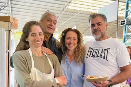 Eduardo Zurro y Ana Rodríguez, a la izquierda, con unos amigos