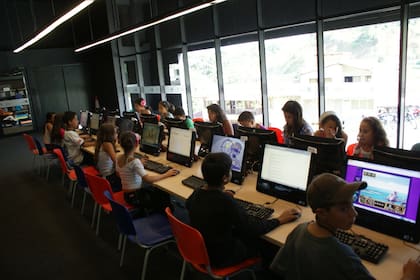 Educación y computación, las llaves de contención y entretenimiento para los chicos de Medellín